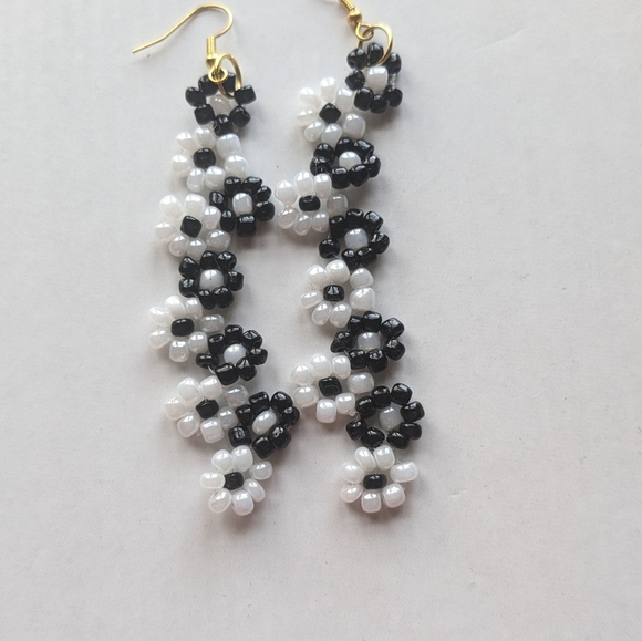 *🌹3/25🌹New* White and Black Flower  Beaded Earrings - Picture 9 of 11